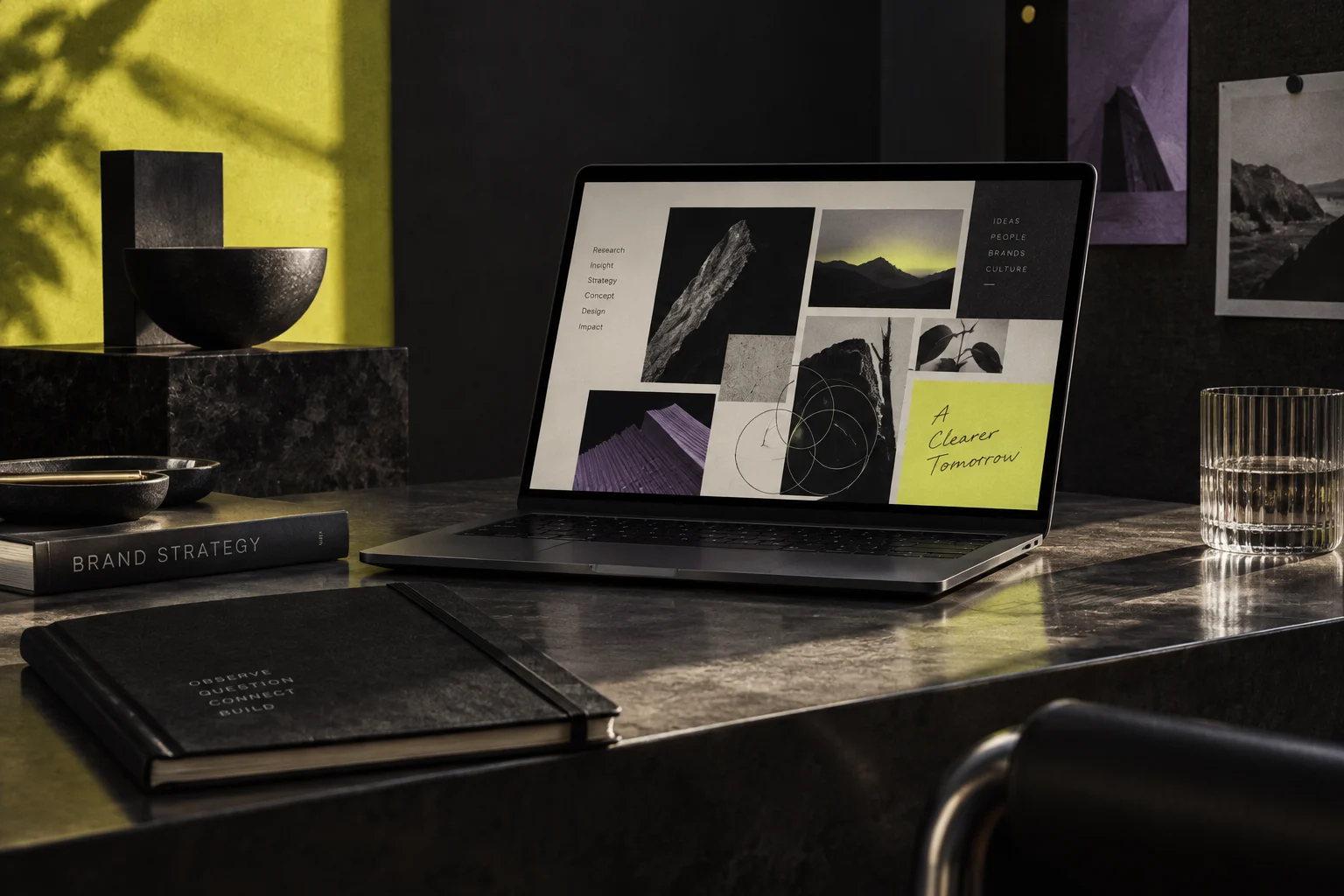 Moodboard auf einem Laptop: Recherche und gestalterische Orientierung. Inszenierte Designstudie.