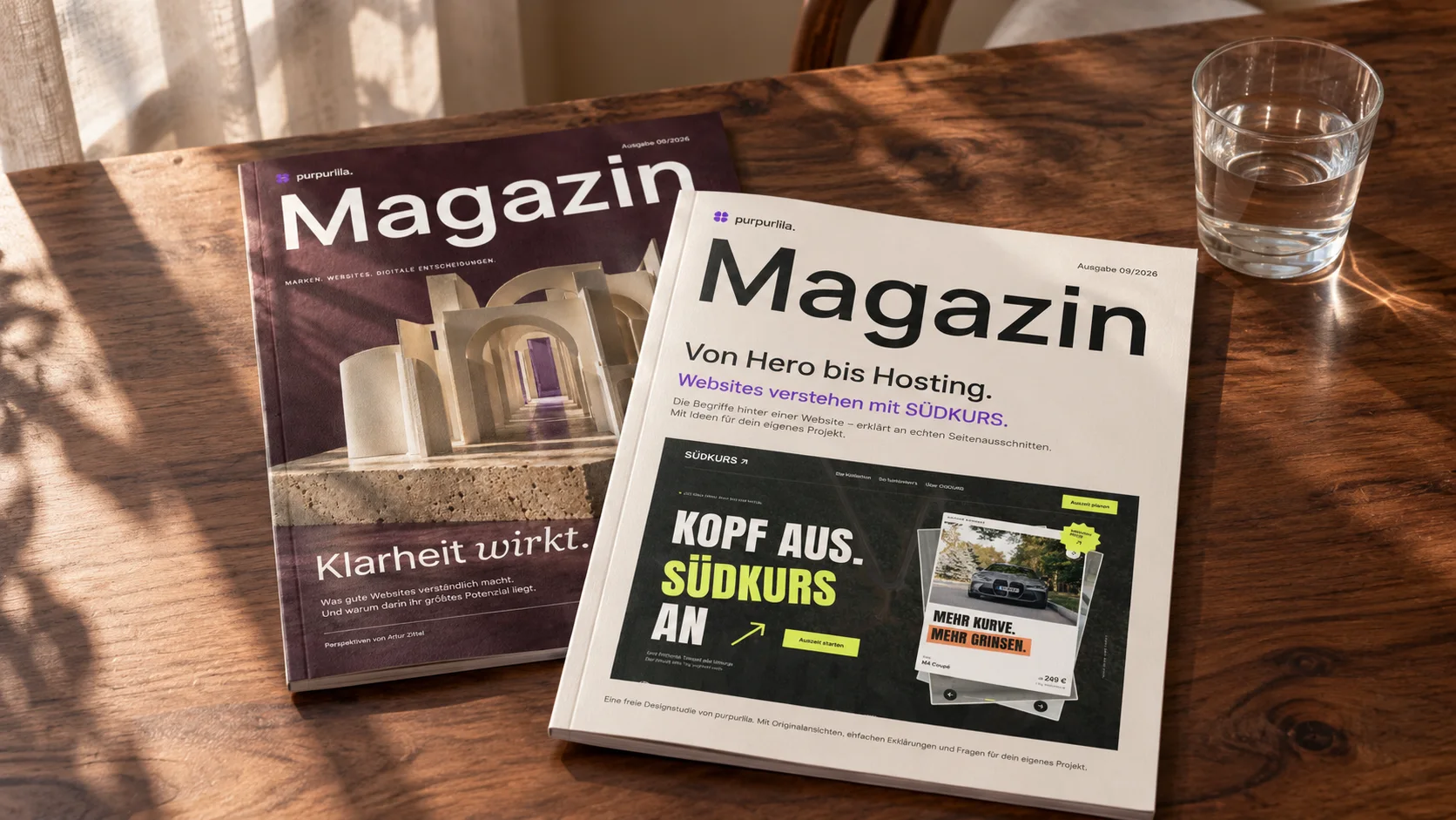 Die purpurlila. Magazine 06/2026 und 09/2026 liegen überlappend auf einem Holztisch im Fensterlicht, daneben ein Wasserglas. Das SÜDKURS-Magazin hat ein helles Cover.