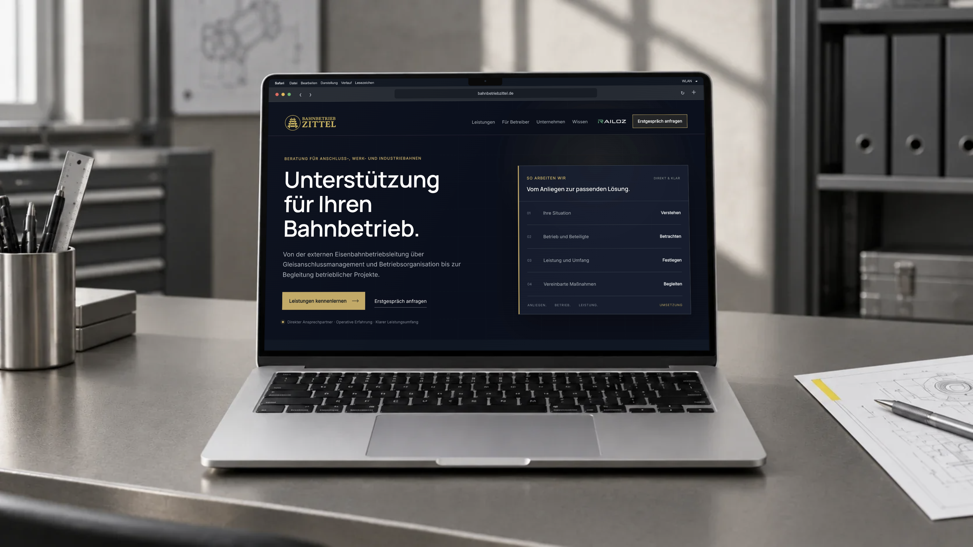 Bahnbetrieb-Zittel-Website auf einem Laptop am Arbeitsplatz