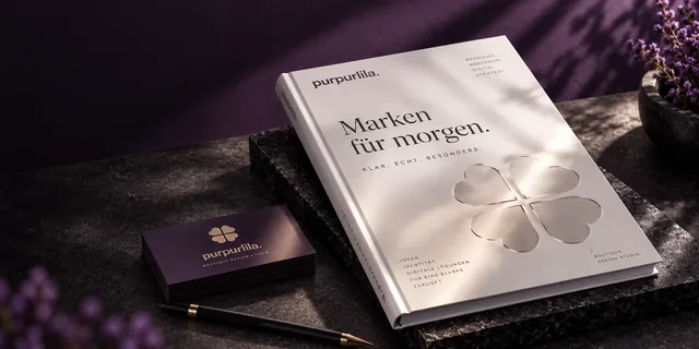 Markenmanual, Visitenkarten und Stift als Bildidee für die Vorbereitung von Marke und Inhalten.