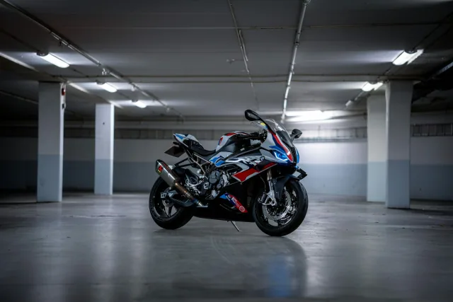 S 1000 RR: Weite Ansicht in der Tiefgarage