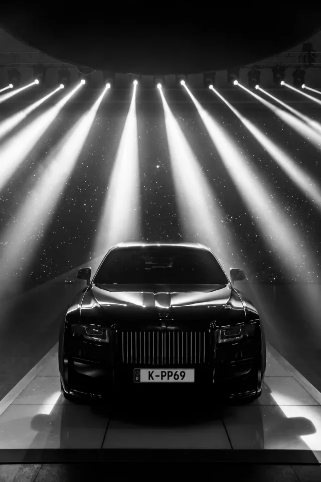 Ghost: Frontansicht mit Lichtstrahlen